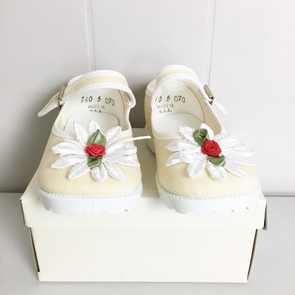 Vintage MaryJane Shoes Tanish Girls Shoes Floral Rose Size 5 Dress Up 1990